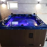 In Fren Tat Near & Jacuzzi *
