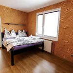 In Fren Tat Near & Jacuzzi Villa