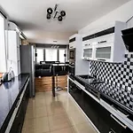In Fren Tat Near & Jacuzzi Villa *