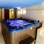 In Fren Tat Near & Jacuzzi Villa