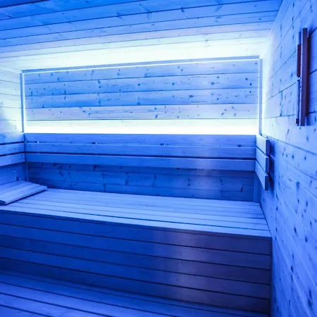 In Fren Tat Near & Jacuzzi Villa *