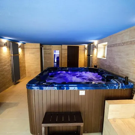 In Fren Tat Near & Jacuzzi *