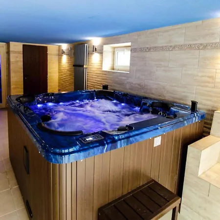 In Fren Tat Near & Jacuzzi Villa