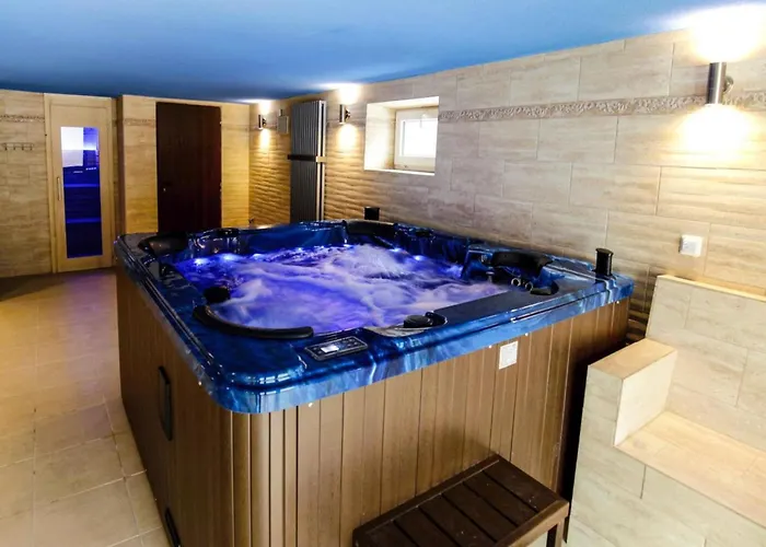 In Fren Tat Near & Jacuzzi Villa